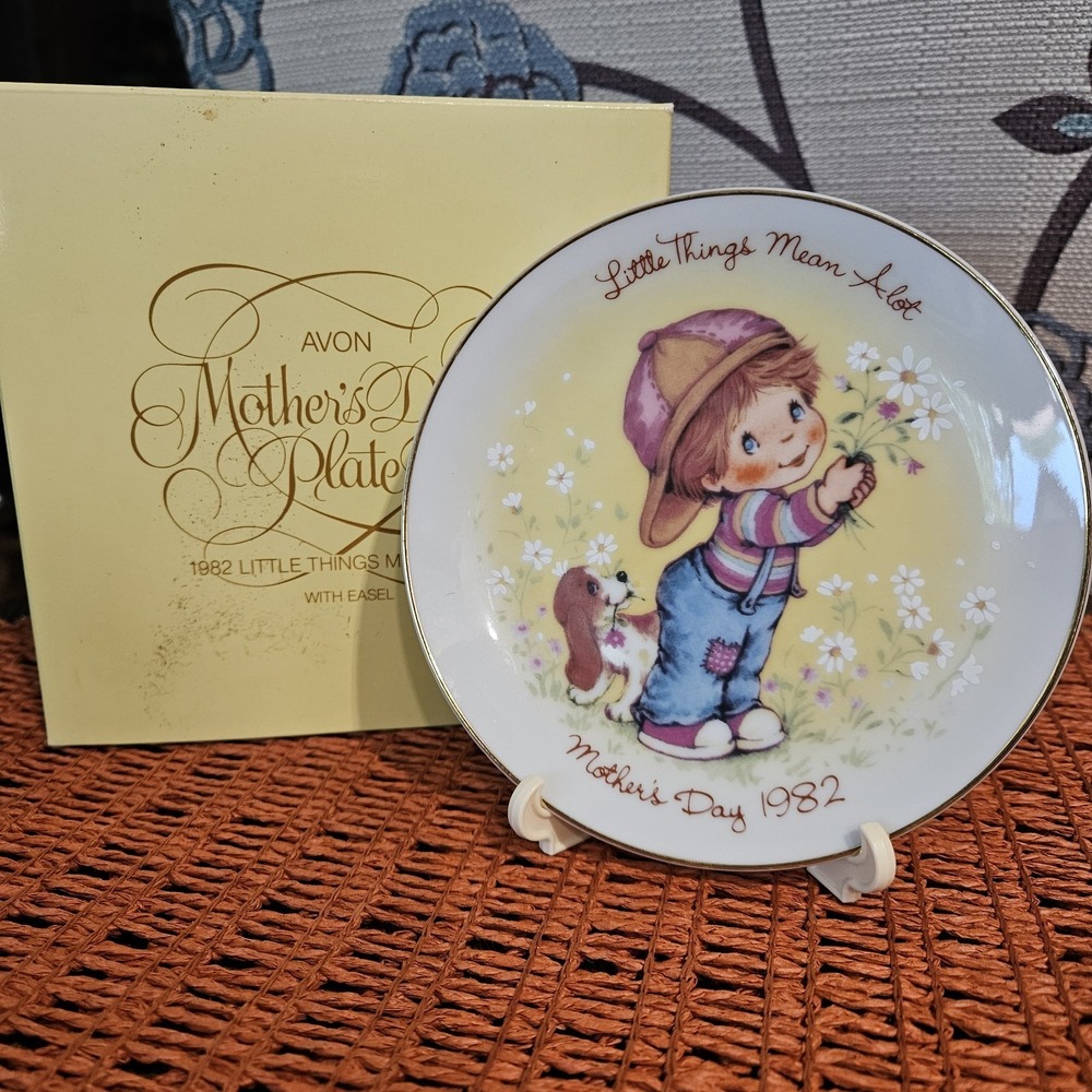 Avon 1982 Mothers Day Decorative Plate "Little Things Mean A Lot" 5 Inches